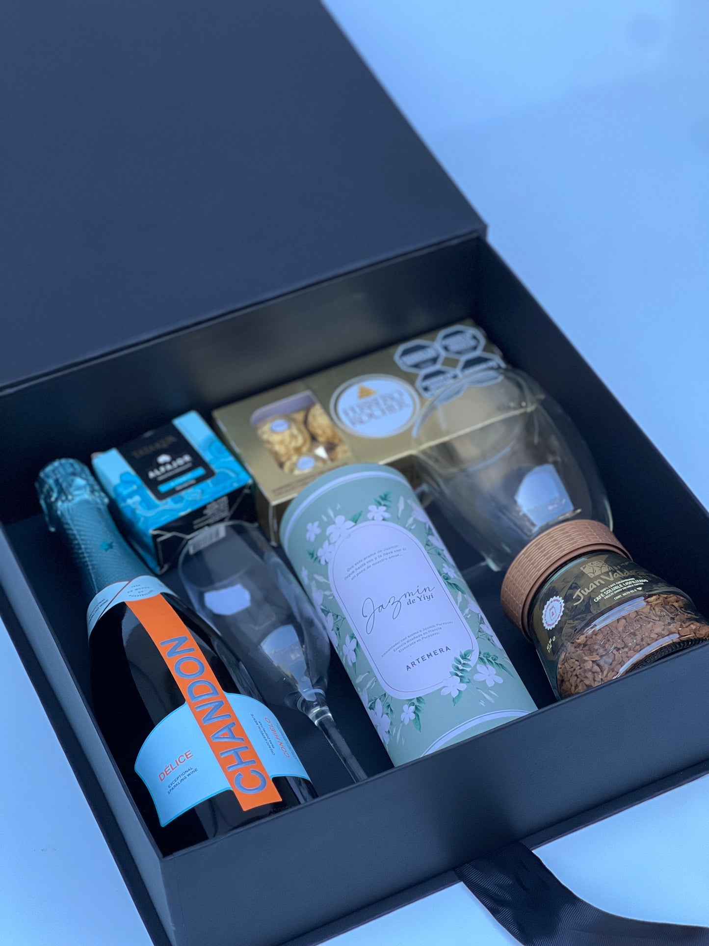 Caja Premium 33x33x10cm Tipo Libro con cinta frontal (unidad)