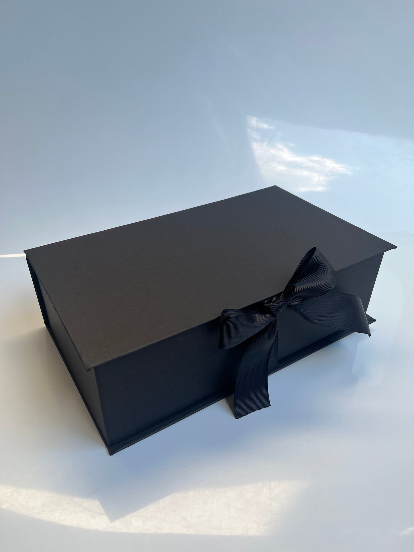 Caja Premium 34x20x10cm Tipo Libro con cinta frontal - (unidad)