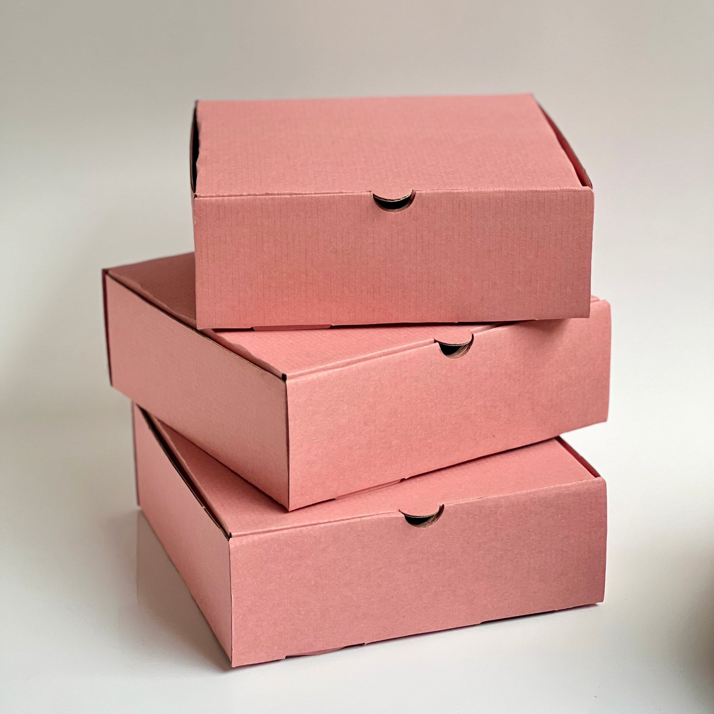 Caja 23x23x8cm Microcorrugada Rosa