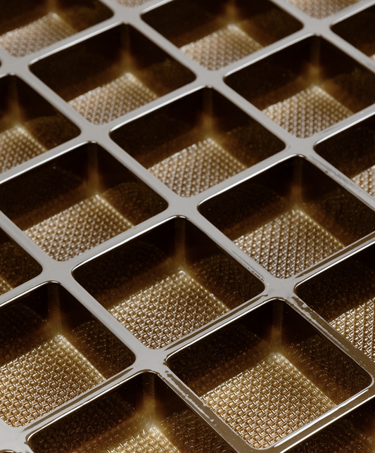 MOLDE 2.9X2.9CM CON 100 CAVIDADES MARRÓN - COD 1128