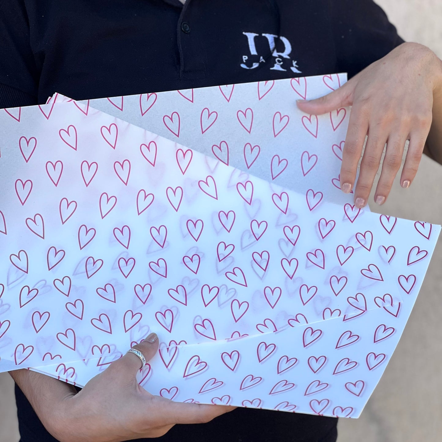 Papel Manteca Corazones Fucsia 27x40cm (contiene 25 hojas)  - COD 640426