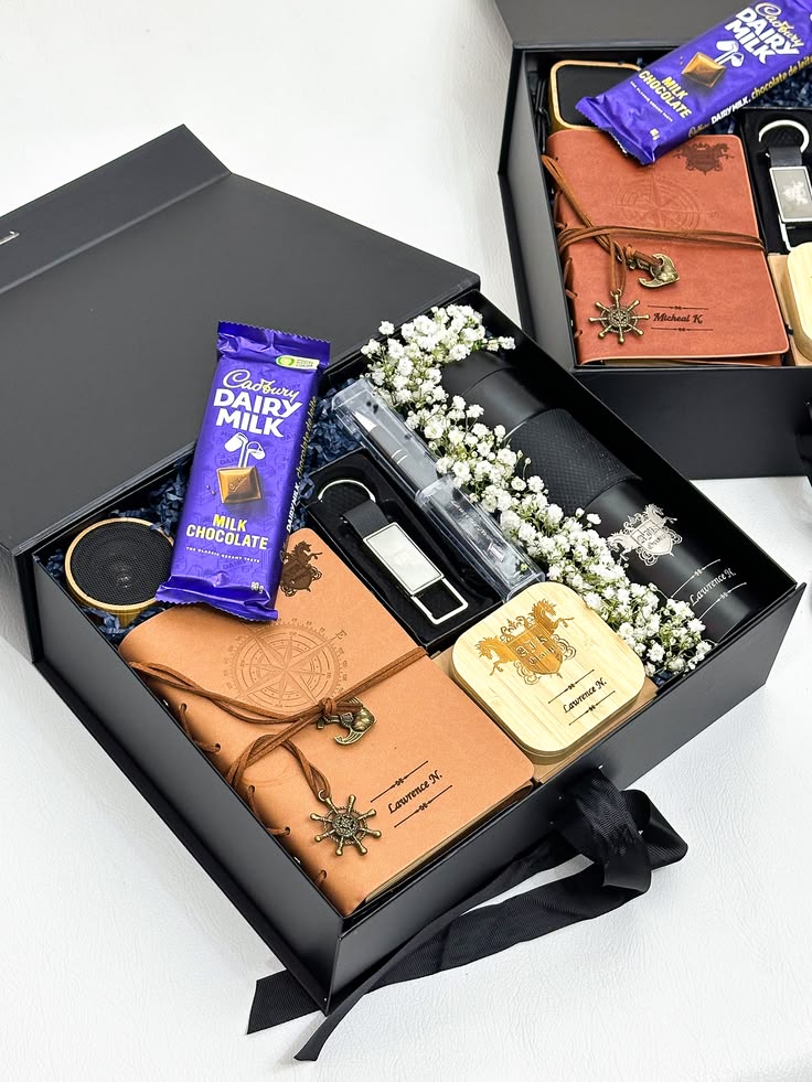 Caja Premium 33x25x12cm Negro Despegable ''con detalle en esquina''