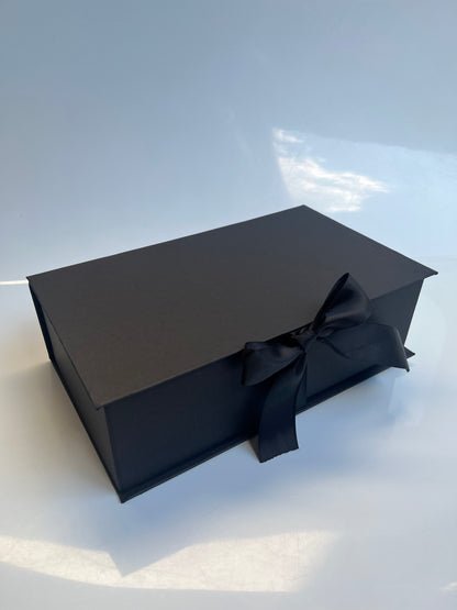 Caja Premium 34x20x10cm Tipo Libro con cinta frontal - (unidad)