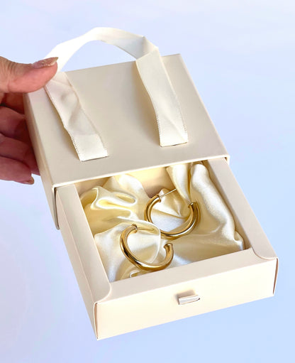 Caja Premium 9x9x3cm para Joyas con Manija