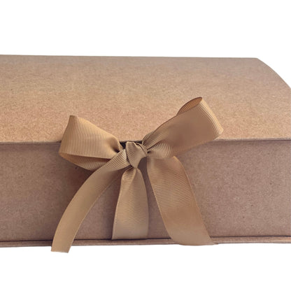 Caja Premium 23x17x7cm Tipo Libro con Cinta frontal - (unidad)