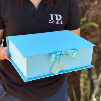 Caja Premium 23x17x7cm Tipo Libro con Cinta frontal - (unidad)