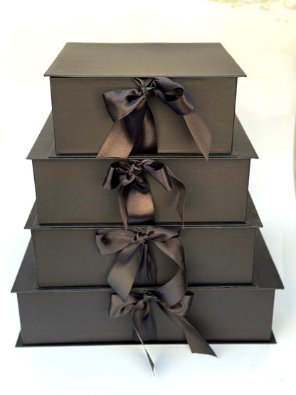 Caja Premium 40x40x10cm Tipo Libro con cinta frontal (unidad)