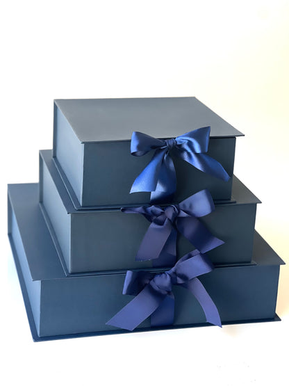 Caja Premium 30x30x10cm Tipo Libro con cinta frontal - (unidad)