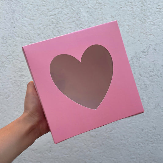 Caja con visor de corazon - 16x16x10cm - Pack x 10 und