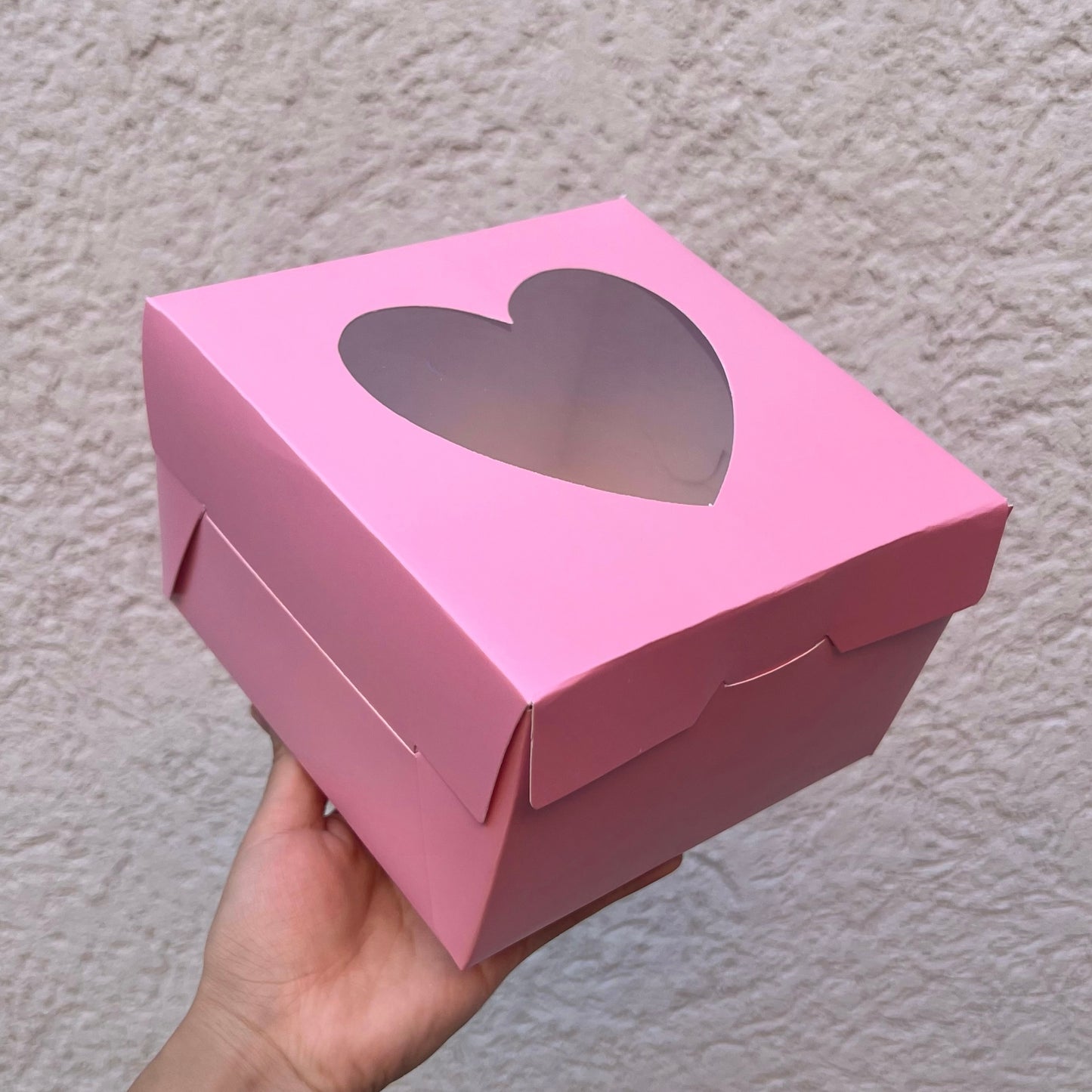 Caja con visor de corazon - 16x16x10cm - Pack x 10 und