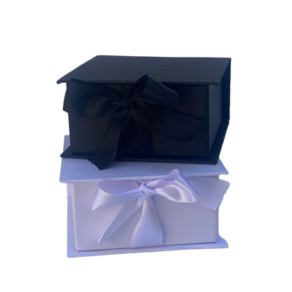Caja Premium 10x10x5cm Tipo Libro con cinta frontal - (Unidad)